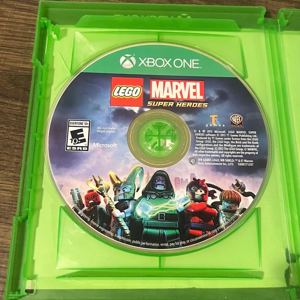 LEGO Marvel Super Heroes Xbox One Video Game - Green Case- EUC